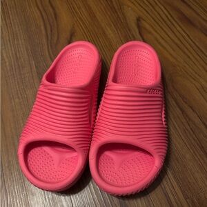 CROCS Vibrant Pink Ribbed Slides